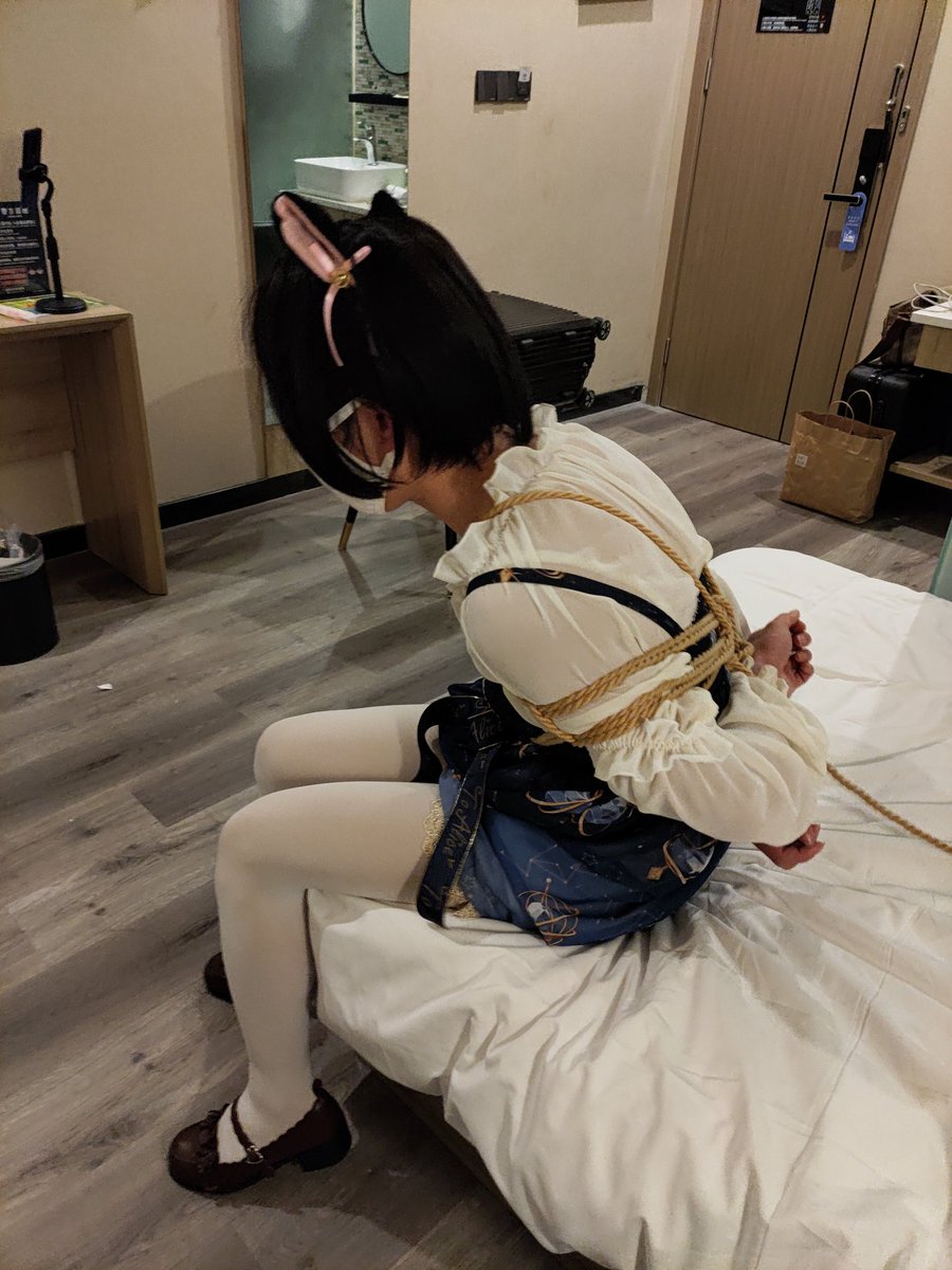 NekoSao3's tweet photo. 换了套好久没穿的lo试一试，果然这一身还是很合我口味！很有夏天的感觉hhhh
小裙子是熊家的星象仪jsk～

#lolita #白丝 #男の娘 #捆绑 https://t.co/2y8K3jK7U8