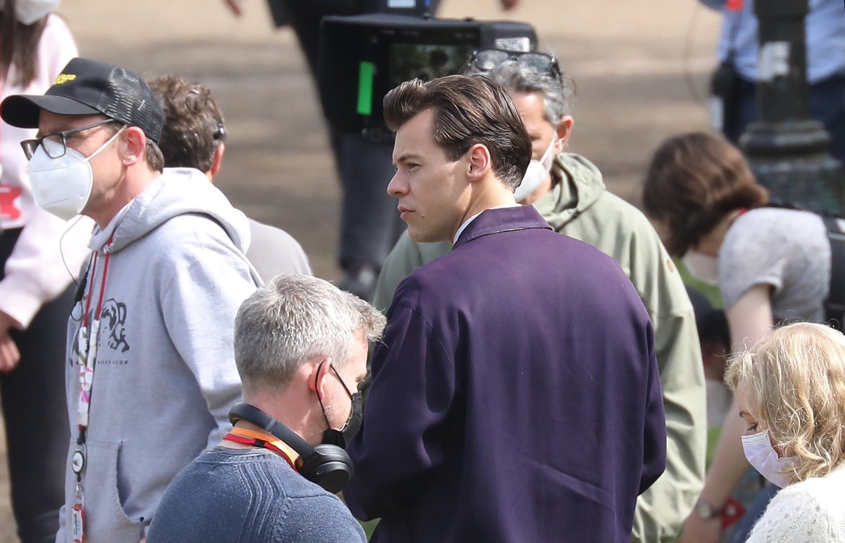Harryupdate28's tweet photo. 📸| Foto de Harry filmando My Policeman!#MyPoliceman #HarryStyles https://t.co/mDZDZCQOwI