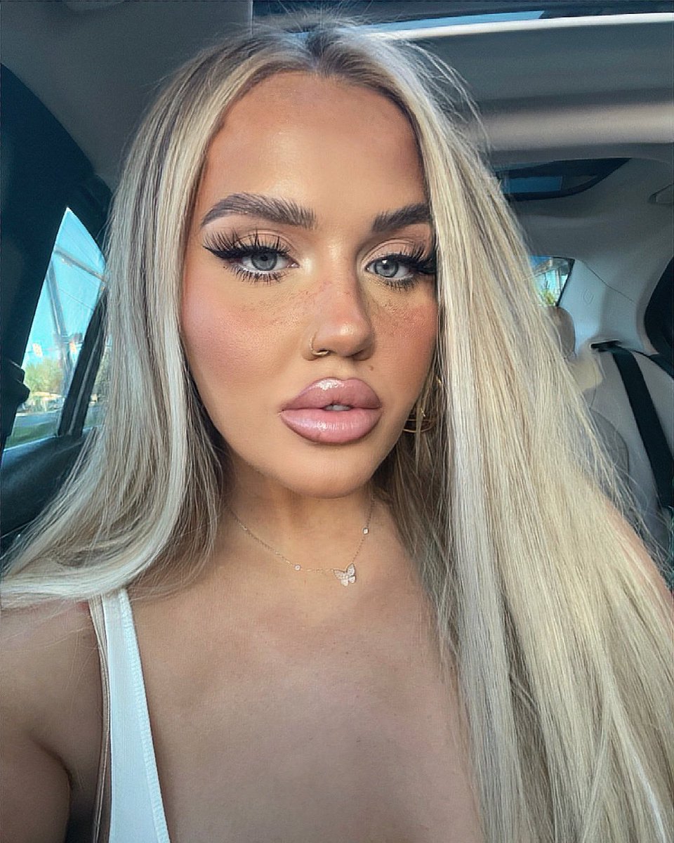 JakelieG's tweet photo. @freckbeauty XL pen &amp; cuffed 
@Jaclynhill @jaclyncosmetics carats highlight 
@ABHcosmetics @norvina brow freeze 
@BenefitBeauty precisely my brow pencil 
@EsteeLauder double wear 
@hudabeauty terracotta liner &amp; buttercup lipstick 
@patricktabeauty she’s so LA creme &amp; powder https://t.co/0Yf5BLRDfn