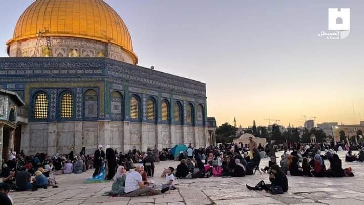 AyaIsleemEn's tweet photo. I am happy that I am Palestinian
You can find this love and cooperation only in Palestine
Eating a group breakfast during fasting in the courtyards of the blessed Al-Aqsa Mosque🇵🇸🥰🇵🇸 https://t.co/o499ePyBER