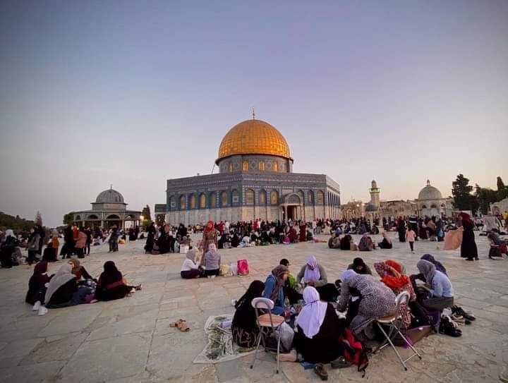 AyaIsleemEn's tweet photo. I am happy that I am Palestinian
You can find this love and cooperation only in Palestine
Eating a group breakfast during fasting in the courtyards of the blessed Al-Aqsa Mosque🇵🇸🥰🇵🇸 https://t.co/o499ePyBER