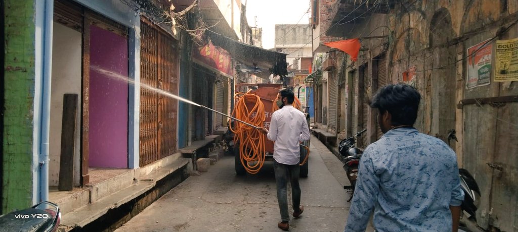 Piyushrastogi02's tweet photo. सेवा परमो धर्म:

बढ़ते कोरोना संक्रमण को देखते हुए और उसके फैलने के रोकथाम के लिए नगर के सार्वजनिक स्थानों पर सैनिटाइजर का छिड़काव करवाया।

#ABVPForSocietse
@Varada_M @nidhitripathi92 @shriniwas_hr @Shreeharib1 @AshishSainram @ABVPVoice https://t.co/zqF4mAQKD2