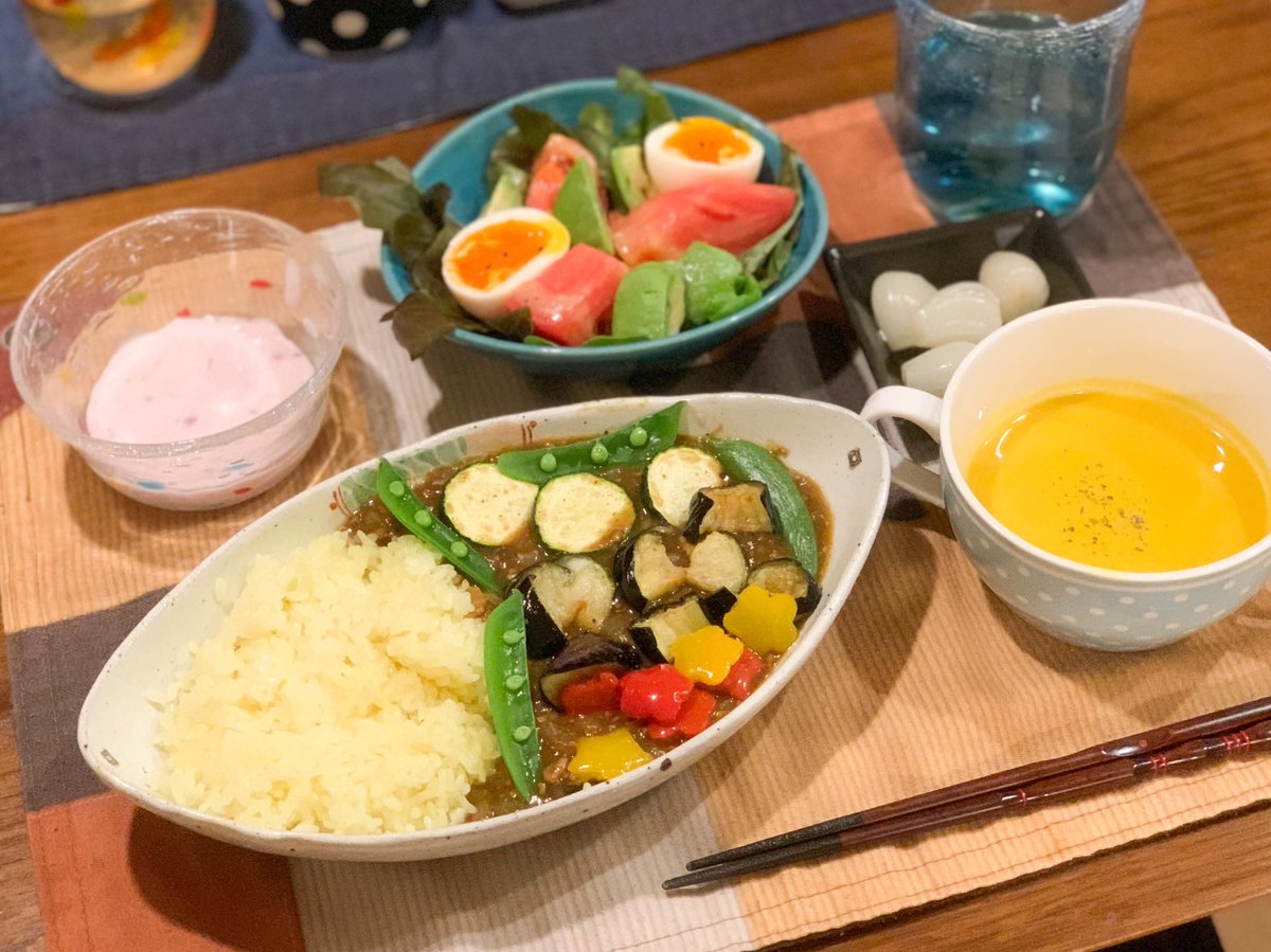 5月9日の #こどもごはん
にぃくん特製母の日カレー😋
(一緒に作って、にぃくんのと母のサラダ&amp;カレーの盛り付けはにぃくんがやった😄丸皿の自分のカレーは「顔」らしい🤣よくわからん)(いつも母担当の型抜き切れ端は今日は全部父の皿に🤣)
←弟2歳  兄7歳↓ 星田(母)→ 
