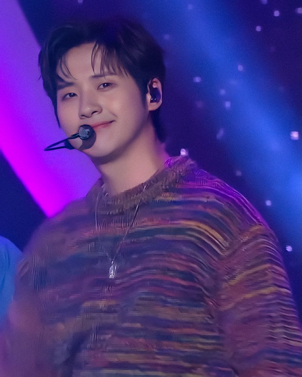 fallforcnu's tweet photo. i'm so happy I get to see you perform again! I love you shinboo, my sweetest bear man on earth @B1A4_CNU 😊💙🐻 https://t.co/dRg03RWWhK