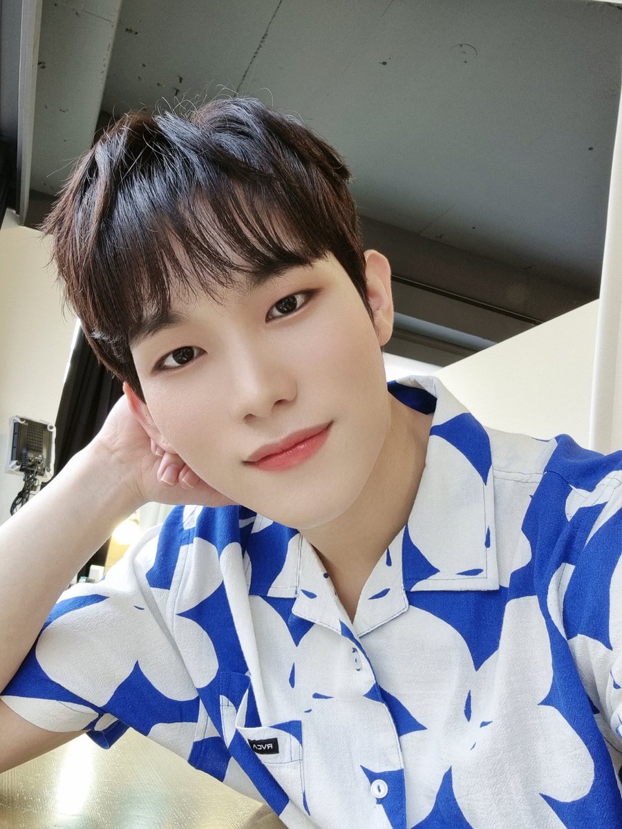 AweekSpain's tweet photo. •TRAD•
210509 Twitter @AWEEK_Official 
[Di1e]

Nubes azules en el cielo☁️
Buen fin de semana Zuzu😘 

#AWEEK #어위크 #다일 #주주 #ZUZU https://t.co/pYO9GYvMCO