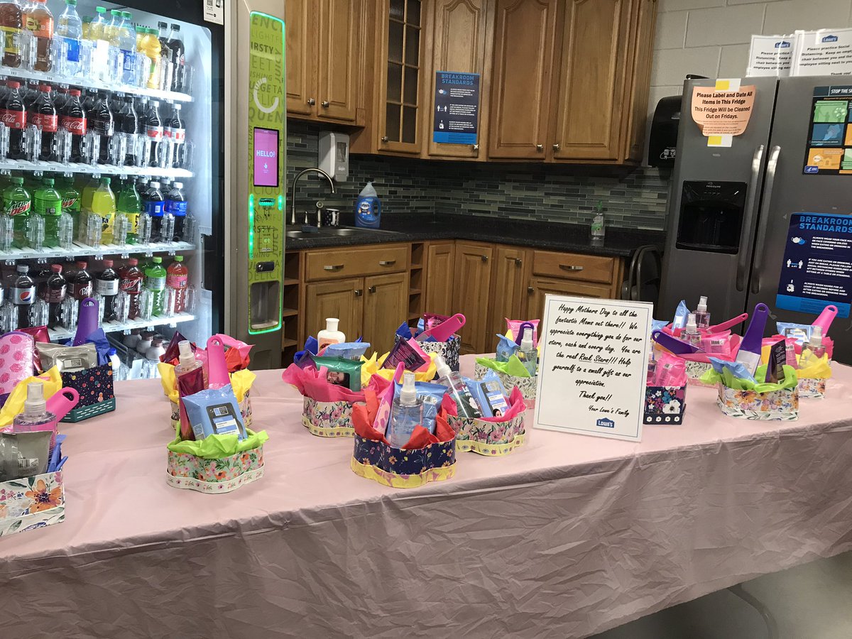 Nice to see store 568 appreciating and celebrating all the moms!  @GotoLowes <a href="/BlueBoxR1/">@BlueBoxR1</a> <a href="/Curt_Byrum/">Curt Byrum</a>