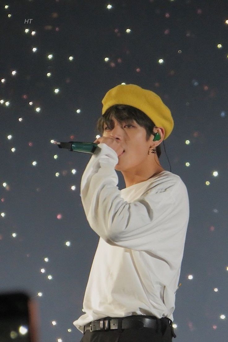 ammna_qureshi's tweet photo. Taehyung in yellow beret made my day. 💕😊

#TAEHYUNG https://t.co/TqzQqZ62au