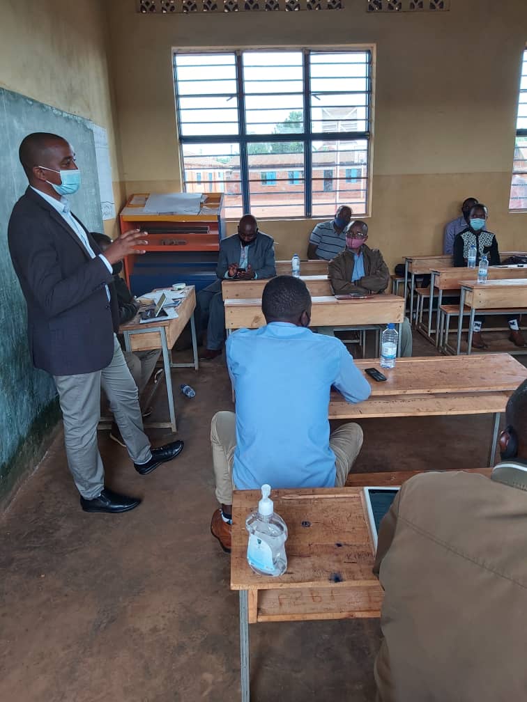 Uyu munsi tariki ya 9 Gicurasi 2021, REB yasoje amahugurwa y'abayobozi b'amashuri n'abashinzwe amasomo mu Turere twa Kayonza na Gatsibo. Ayo mahugurwa yateguwe n'Umushinga <a href="/SomaUmenyeRw/">USAID Soma Umenye</a> k'ubufatanye na REB mu rwego rwo kwongerera abo bayobozi ubumenyi. <a href="/mbanelson/">Mbarushimana Nelson,PhD</a> <a href="/NMugenzi/">MUGENZI N. Leon</a>