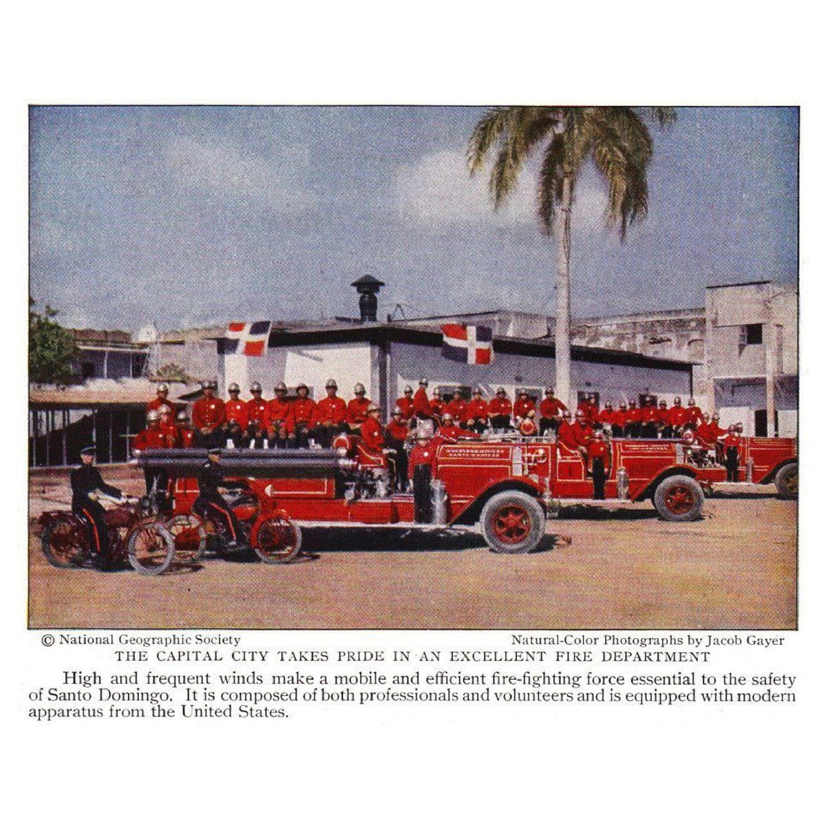 Una de las mejoras y modernizaciones que impulsó el dictador en la reconstrucción de Ciudad Trujillo fue la creación del primer cuerpo profesional de bomberos del país. A los quince años, Billo entra al cuerpo como fundador y primer director de la banda, con el grado de Capitán.