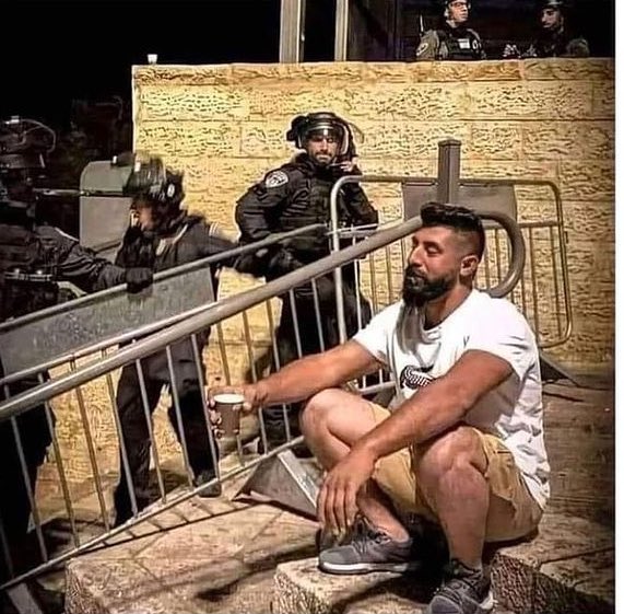 في قانون كرة القدم إذا جلس الحارس فإعلم أن الخصم ضعيف ..
هنا فلسطين 🇵🇸
