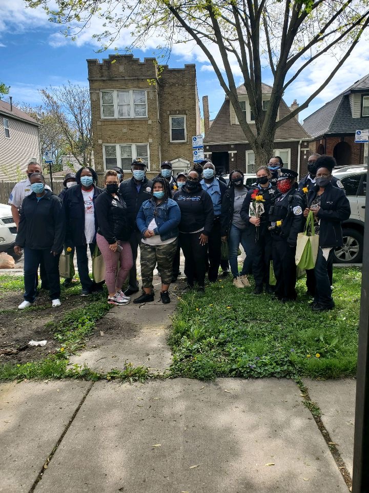 ChicagoCAPS15's tweet photo. Yesterday Morning the 15th District partnered with @ChicagoCAPS10, @ChicagoCAPS11, @ChicagoACES4,@CPD_CST and @TheChiGivesBack for a Mother's Day Appreciation event in which we presented gifts to all mother's throughout the Westside. #happymothersday2021 https://t.co/Vk3lw2Bvpu