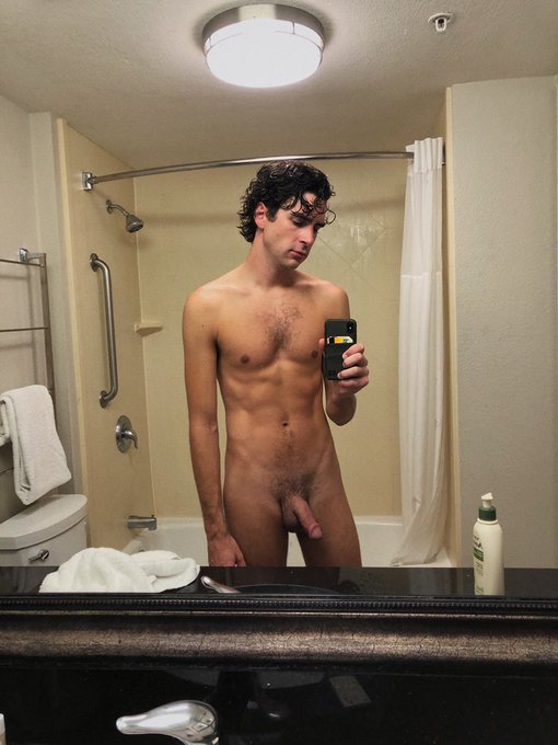 Post shower, pre clothes https://t.co/fCbgPirZ7G