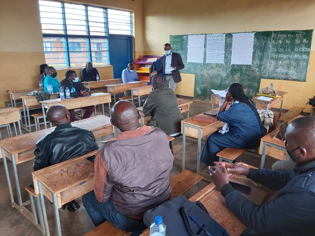 Umuyobozi w'ishami rishinzwe iterambere n'imicungire y'abarimu muri REB Bwana <a href="/NMugenzi/">MUGENZI N. Leon</a> wasoje aya mahugurwa yaboneyeho umwanya wo gusaba abayobozi b'amashuri kwakira neza abarimu bashya bahawe no kubasobanurira imyitwarire ikwiye umurezi urerera u Rwanda mbere yo gutangira akazi