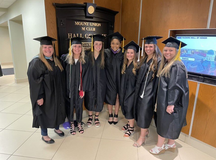 UMU_Softball's tweet photo. Congratulations to our 6 seniors who graduated this morning (plus AT Rachel) 🎓🥳

Allie Goldy #20
Brooklyn Hellman #4
Maddie Pidgeon #8
Maggie Dominick #19
Alexis French #10
Montana Martin #14 https://t.co/YPIaMYR74y