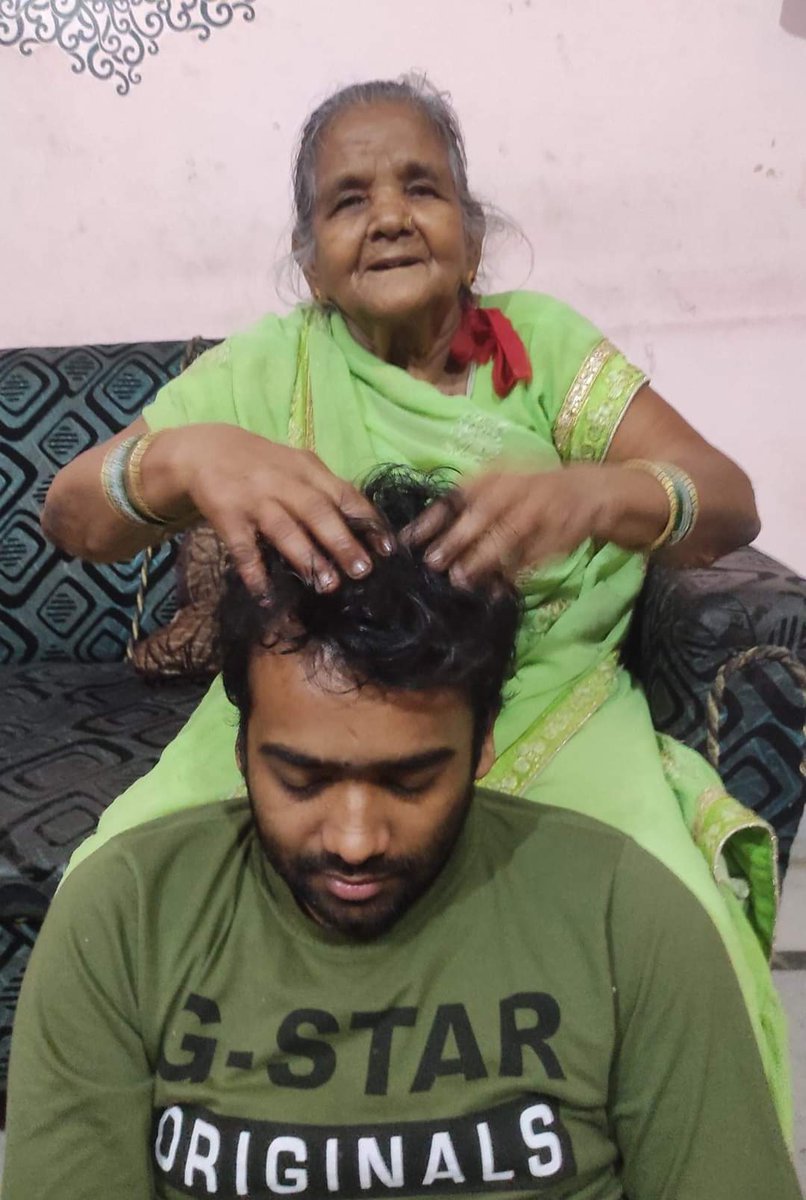 sagarqinare's tweet photo. वैक्सीन लगवाने के बाद हल्का बुखार और सिर दर्द है और दादी कह रही हैं कि उनके पास इसका इलाज है 🙂
#Chumpy #HappyMothersDay https://t.co/o8Y7keSz6N