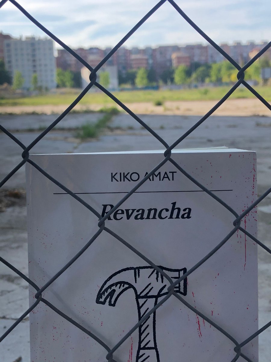 ATENCIÓ! Hui desvetlem el segon llibre protagonista del próxim Gent Ràndom: Revancha, de Kiko Amat. Aquest títol de @AnagramaEditor ens portarà cap a un món perifèric en el que ambientarem el següent programa... #podcastliterari #gentràndom #revancha #kikoamat #anagrama