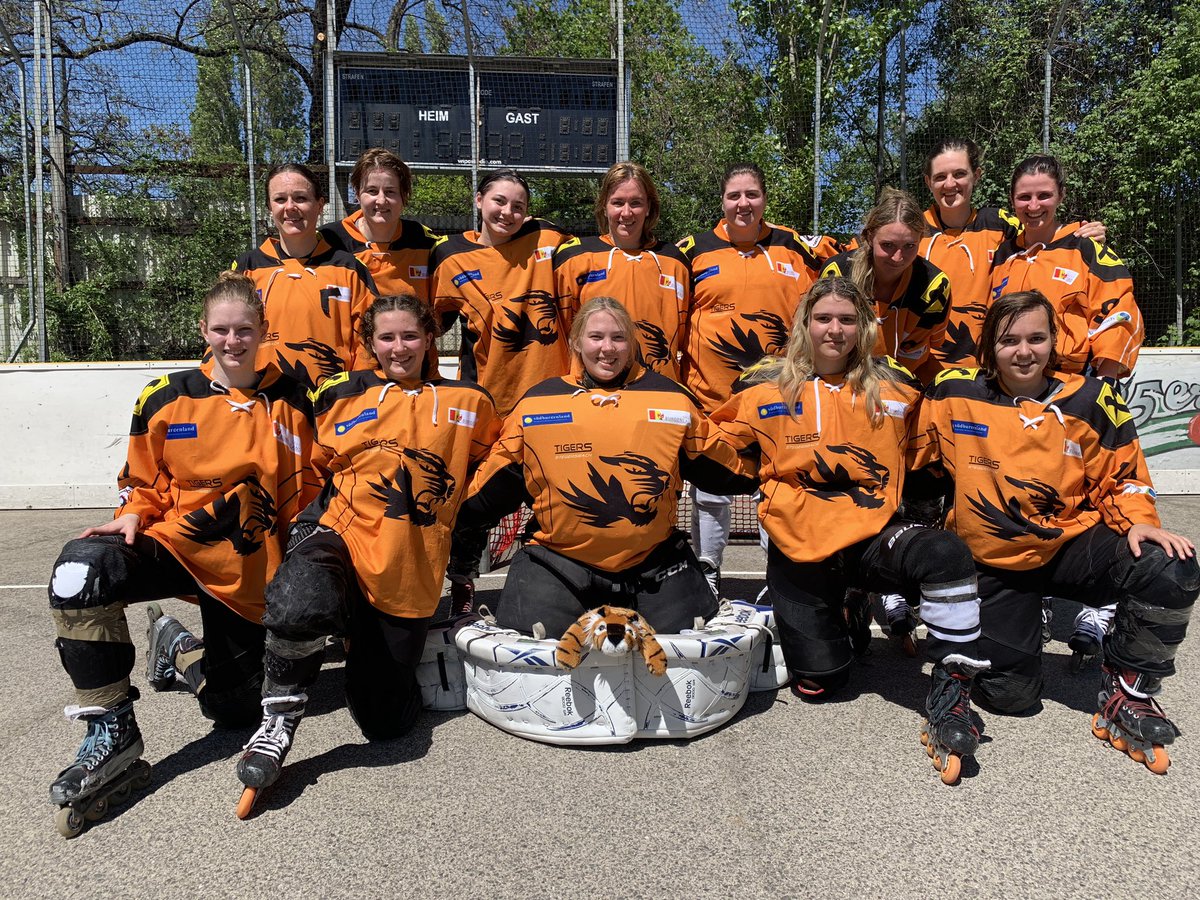 TStegersbach's tweet photo. Tigers Damen beim Zeiten Bundesliga Spieltag in Wien. #Tigers #tigersdamen #tigersstegersbach #isha #inlineskaterhockey #skaterhockey https://t.co/9u57aIEhDn