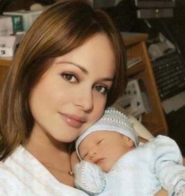 Rubiano42's tweet photo. #FelizDiadeLaMadre El amor de Madre es único y verdadero , sin condiciones es sonrisa tierna que marca la diferencia mostrando dulzura , fuiste creada para dar vida y amor #AngeldemiGuarda #Gabo @gabyspanic https://t.co/FSNxixIAGc