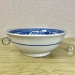 アホが使うクソでかティーカップみたい。良かれと思ってスマホリングをラーメンどんぶりに貼りつけてみた。