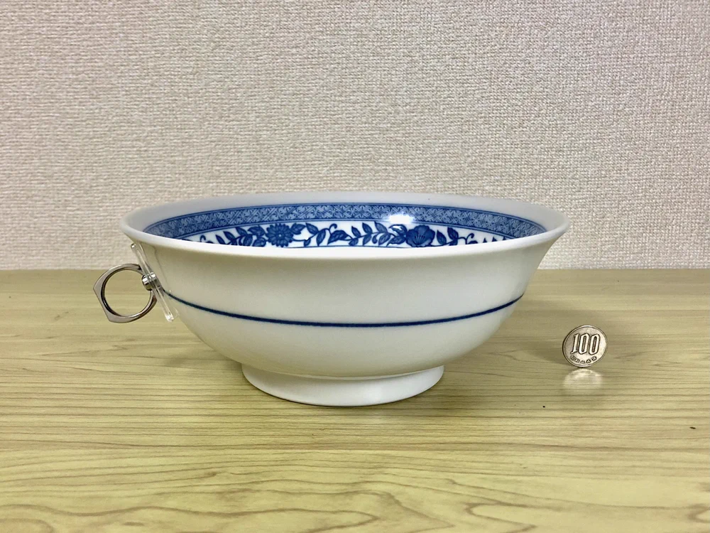 アホが使うクソでかティーカップみたい。良かれと思ってスマホリングをラーメンどんぶりに貼りつけてみた。