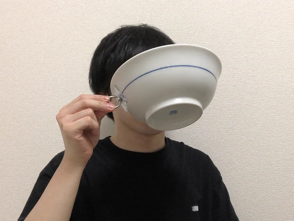 アホが使うクソでかティーカップみたい。良かれと思ってスマホリングをラーメンどんぶりに貼りつけてみた。