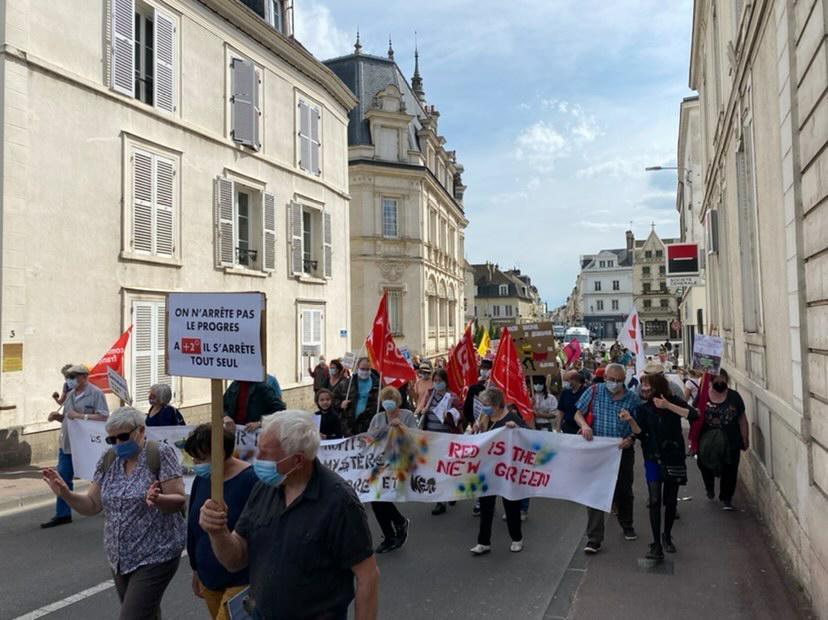 LECMontargis's tweet photo. #MarchePourLeClimat 

Margot Mussat Robineaux &amp; @BrunoNottin, étaient present.e.s aujourd’hui à la première marche pour le climat de #Montargis pour exiger une vrai loi climat, on ne peut plus attendre face aux enjeux climatiques et notre département doit prendre toute sa part ! https://t.co/bpNFx3n5GD