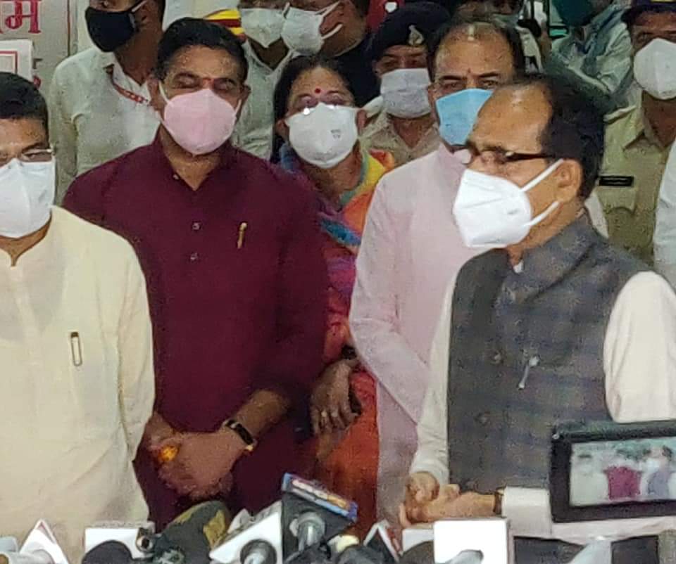 ChetanBhargava6's tweet photo. #SevaHiSangathan अ���ियान-2 के अंतर्गत मुख्यमंत्री श्री @ChouhanShivraj जी,केंद्रीय मंत्री श्री @dpradhanbjp जी एवं प्रदेश अध्यक्ष श्री @vdsharmabjp जी की उपस्थिति में #भोपाल के #मोतीलाल_नेहरू_स्टेडियम में माधव सेवा केंद्र का 1000 बिस्तर वाला कोरोना क्वॉरेंटाइन सेंटर प्रारंभ हुआ। https://t.co/f4i5FSMjRw