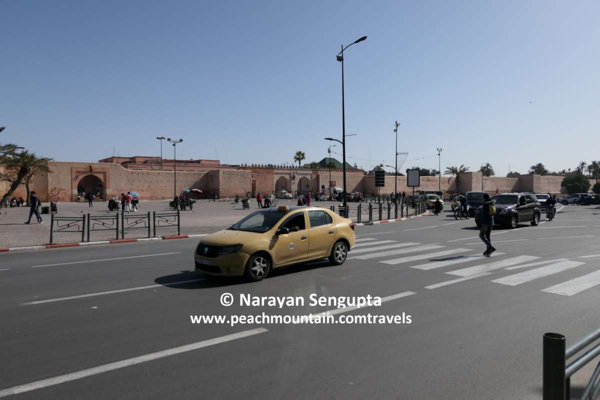 3/ Marrakesh's inner city is its medina, and it's still surrounded by thick adobe walls and gates. Inside, 2 to 5-story adobe buildings, souks (markets), plazas, restaurants, riads (garden hotels/inns), winding roads, minarets and bazaars.  #travel  #vacation