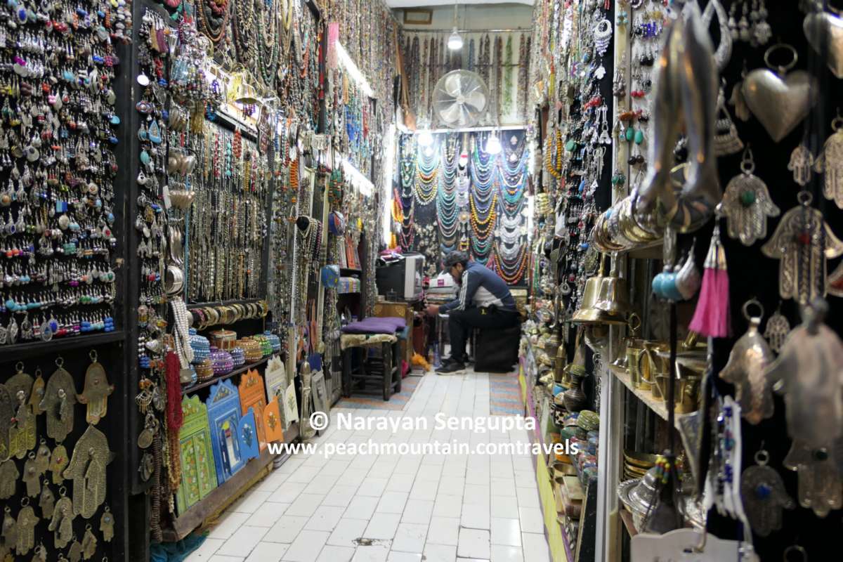 3/ Marrakesh's inner city is its medina, and it's still surrounded by thick adobe walls and gates. Inside, 2 to 5-story adobe buildings, souks (markets), plazas, restaurants, riads (garden hotels/inns), winding roads, minarets and bazaars.  #travel  #vacation