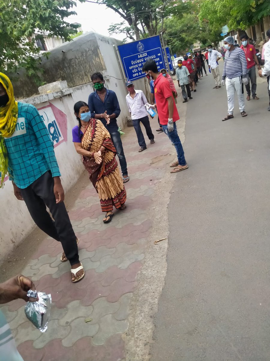 KSCT_ODISHA's tweet photo. Dt.09.05.21(Sunday) #Shutdown food Distribution arround 500 people following #COVID guideline at #AcharjyaHariharRegionalCancerHospital ,Cuttack.....
#KSCT
@CMCCuttack
@cpbbsrctc
@dcp_cuttack
@CMO_Odisha
@AnubhavMohanty_
@SritamDas
@HFWOdisha https://t.co/5Oel9WDO8I