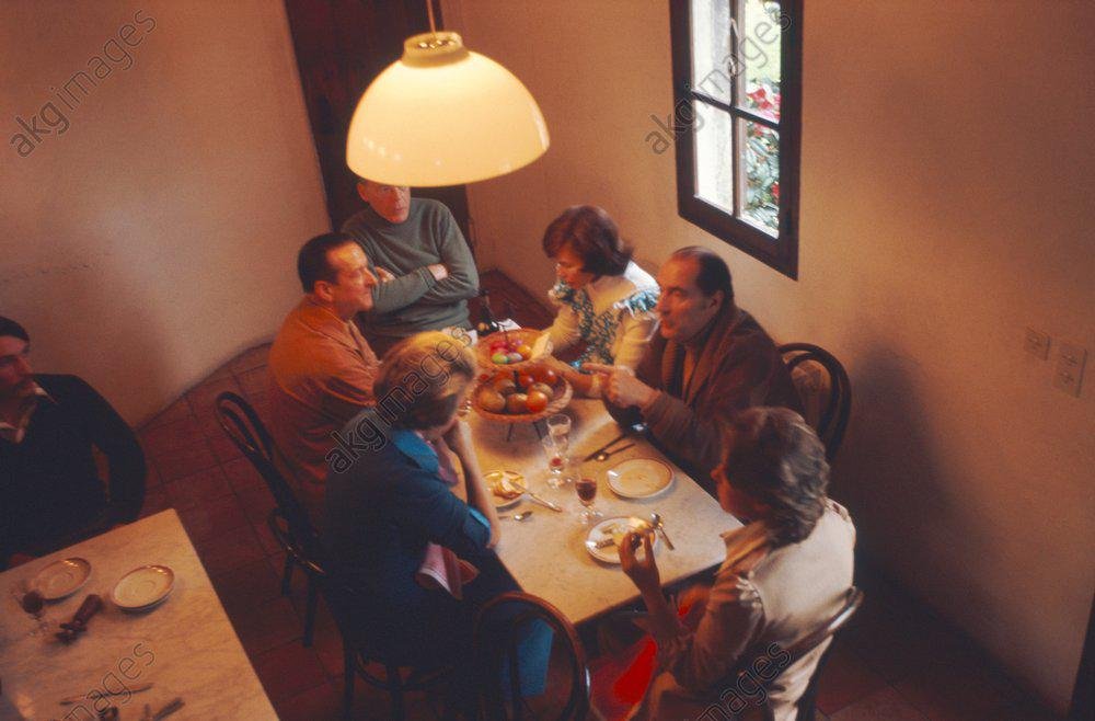 Kâplan on Twitter: "Excellent documentaire sur « #Latche, le bastion du clan #Mitterrand »... mais bizarrement je n'ai pas vu cette photographie d'un repas qui s'est tenu à Latche ? C'est moi