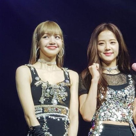 thinkinglisoo's tweet photo. smiles 🥰🥰🥰 https://t.co/4oYBCC03Wa