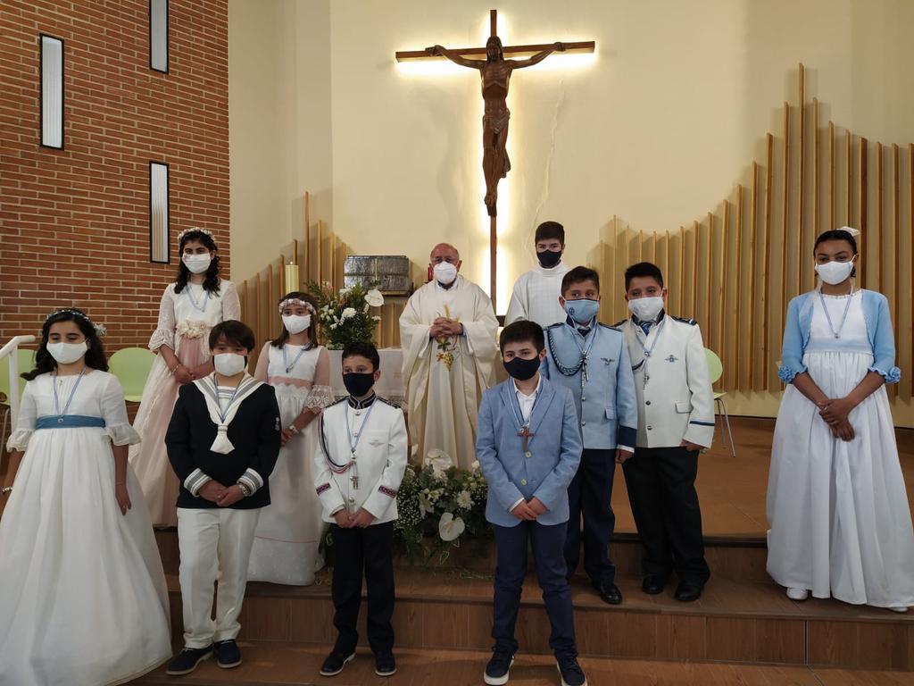 salesloyola's tweet photo. Hoy, un nuevo grupo ha celebrado el Sacramento de la Eucaristía. Jesús se parte y comparte; que Él sea alimento para sus vidas. Felicidades a ellos y a sus familias. Gracias a sus catequistas y compañeros en este camino. "Algo nuevo está brotando". https://t.co/hDJ1e16BML