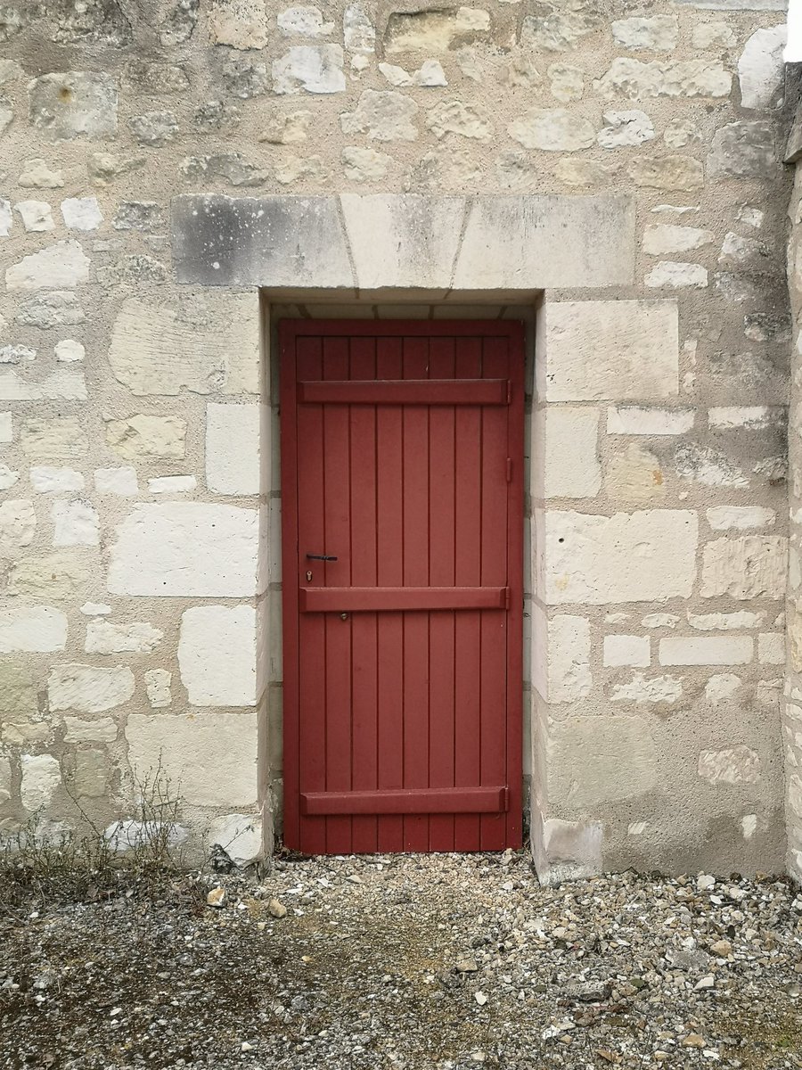 Château du Coudray Montpensier seemed like nobody had been there for a year. We couldn't get past the wall but it allowed me the best view of a château yet.