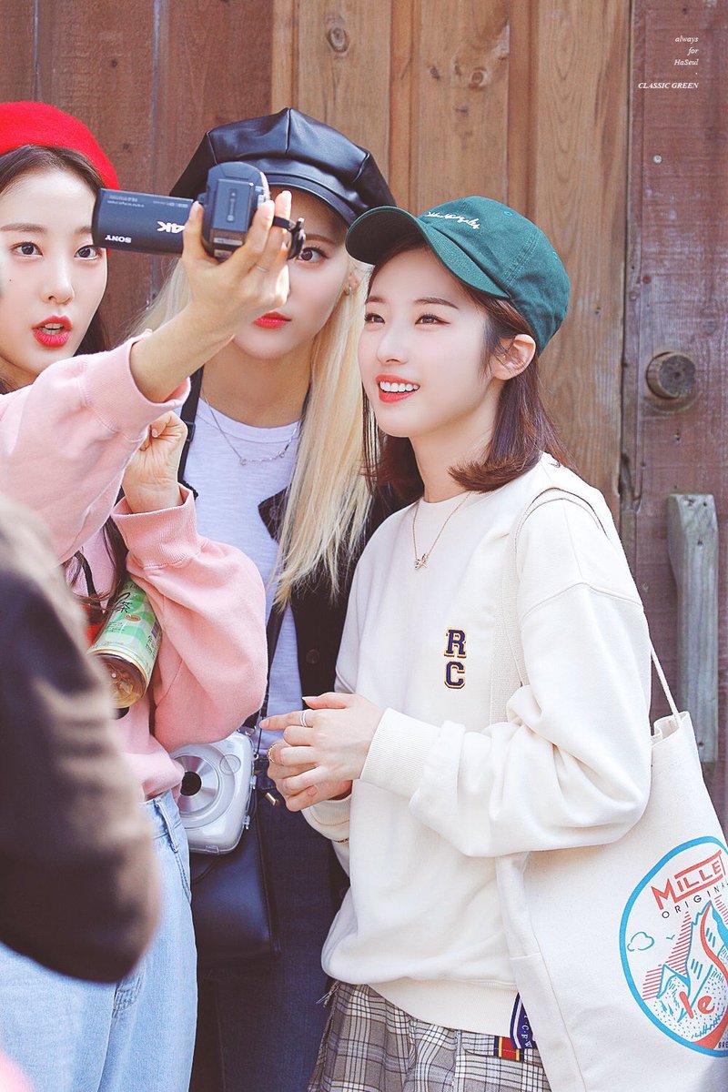 rain97db's tweet photo. hi, everyone! this is a new daily/archive account for loona’s and seventeen’s 97z (yves, jinsoul, haseul &amp; DK, mingyu, the8)

please rt and follow if you’d like ♡ 

— #이달의소녀 &amp; #세븐틴 https://t.co/m3SuPXmHfM