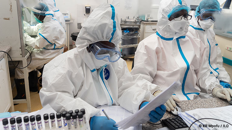 ONU_fr's tweet photo. La #COVID19 a eu un impact dévastateur sur le bien-être des travailleurs.

En cette Journée mondiale de la sécurité et de la santé au travail, l'@OITinfo appelle à investir pour réduire les risques &amp; bâtir un avenir du travail résilient. https://t.co/d1eK3zMtxT https://t.co/7Yj69tlN4d