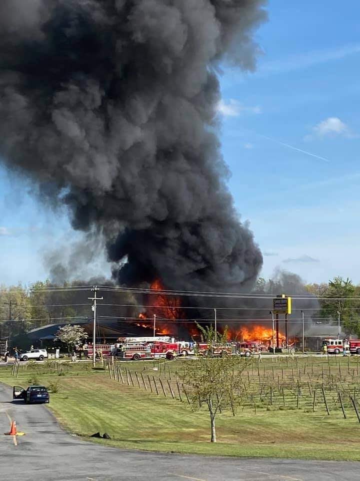JoshBreslowTV's tweet image. #BREAKING: Photo from Thunder Radio shows firefighters battling large fire at The Smokehouse restaurant in Monteagle.