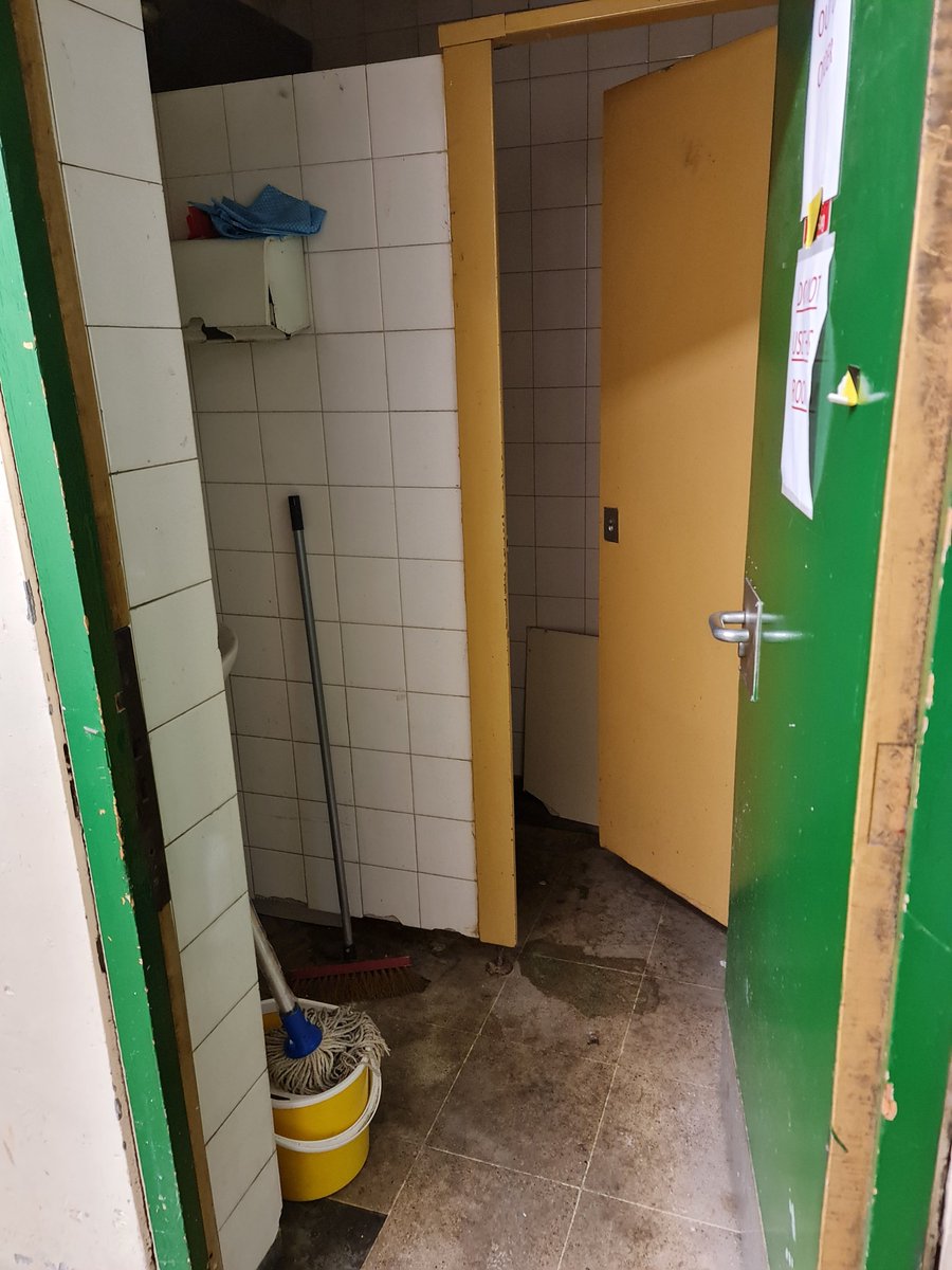 StJohnsMkt's tweet photo. Is this a "lie" @sharonconnor or do you tell porkies? This is a toilet at #StJohnsMkt after Β£2.5m refurb. It was working before. Is #Shazza @LiverpoolLabour 's new BORIS Is this a smear? it is a fact?
#recogniseSJMTA #CorruptPractices #MaxCaller #labourparty #BullyingMustStop https://t.co/SHQTqPP52H