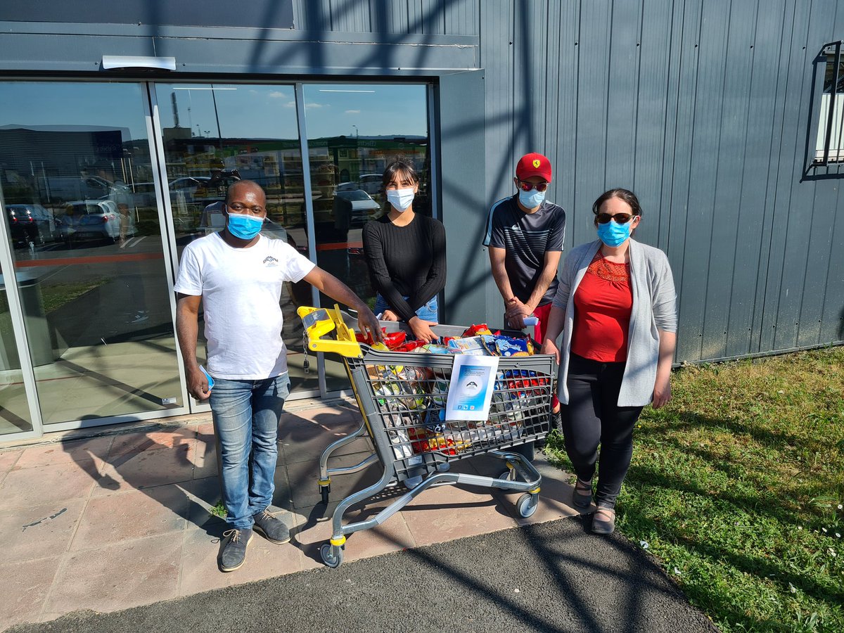 ActionsSolidai1's tweet photo. Collecte des produits de première nécessité pour les étudiants qui,face à la #CriseSanitaire rencontrent d'énormes difficultés à l'@univbourgogne, @dijon.Merci à notre Président #GeorgesMezui qui nous motive sans cesse.Merci à tous nos bénévoles et #Omarket #PrecariteEtudiante https://t.co/OvzX5lUsve