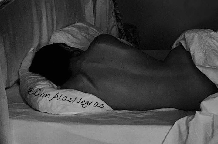 ConAlasNegras's tweet photo. Casi lo fuimos todo, solo nos faltó humedecer nuestra piel con aliento, y tocar nuestros labios junto a un te quiero. https://t.co/JGP5UvtX5c