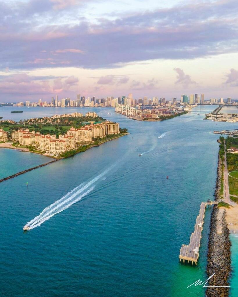 TheMiamiGuide's tweet image. Miami 💙 There’s no place like it 🌴
📸 @michaeljgonzalez 

#miamiskyline #miamiviews #miamivibes #miami instagr.am/p/COL0rLcHzsi/