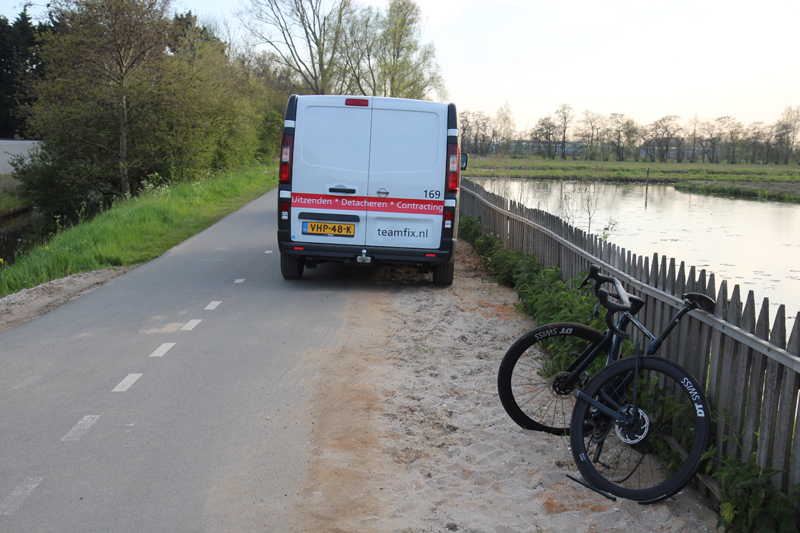 NU ONLINE: Schade na ongeval tussen wielrenner en busje Groeneveld De Lier..