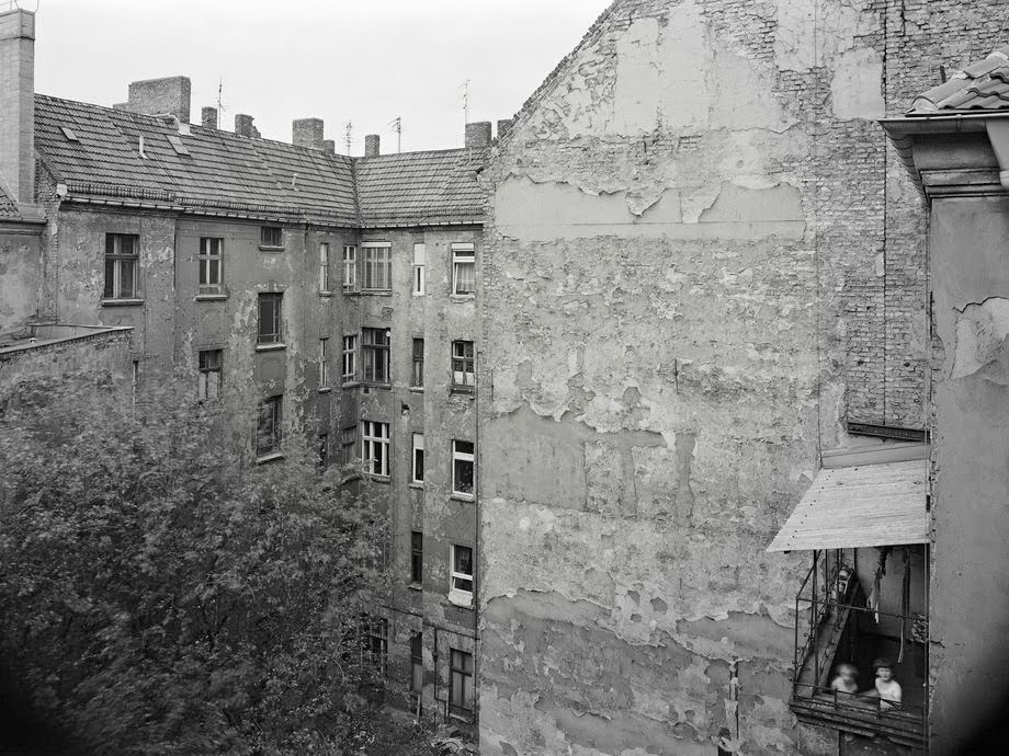 Inspired by Bruce Davidson’s East 100th Street, his radical depiction of life on a block in East Harlem, Zimmermann set about documenting Hufelandstrasse where he also lived at the time.