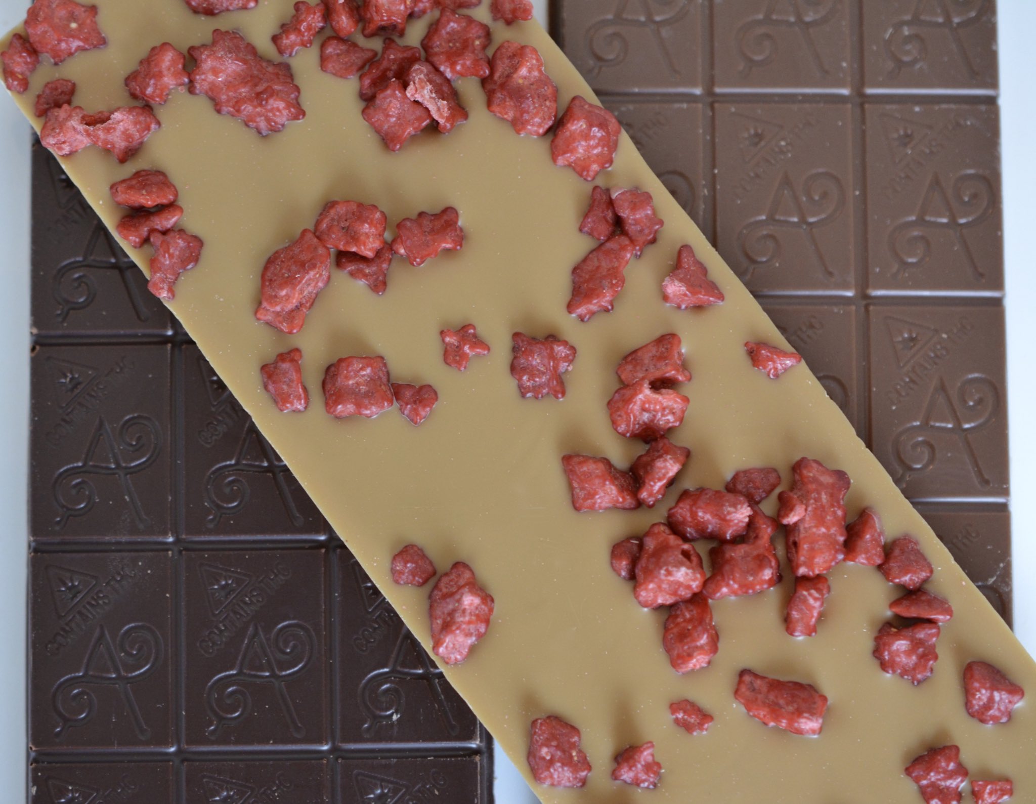 apostrophe premium strawberry blonde chocolate bar edible by nature's remedy