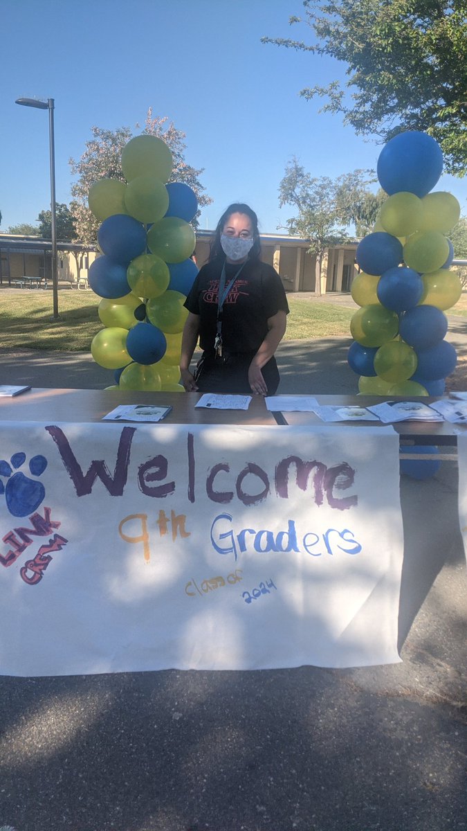 NMHS_NUSD's tweet photo. First day of school vibes! Welcome back Cougars! 💙💛💙💛#newarkready #newarkstrong @newark_usd @AlamedaCOE https://t.co/G1J26fqeSp