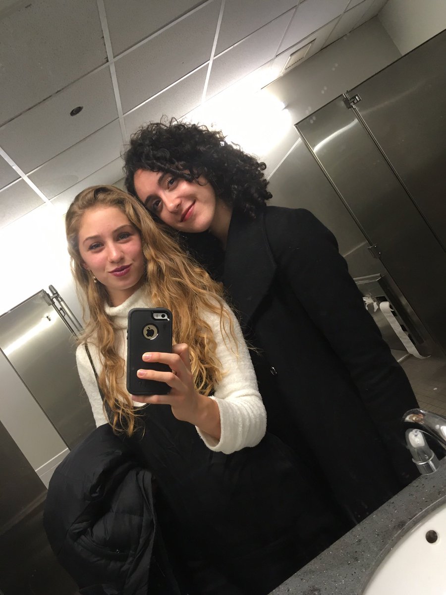 RyderAbrams's tweet photo. Maybe a mirror selfie will bring in the buyers #NFT #NFTCommunity #nftart #nftartist #cryptodance #bathroomselfie https://t.co/KWsCv5PXqa