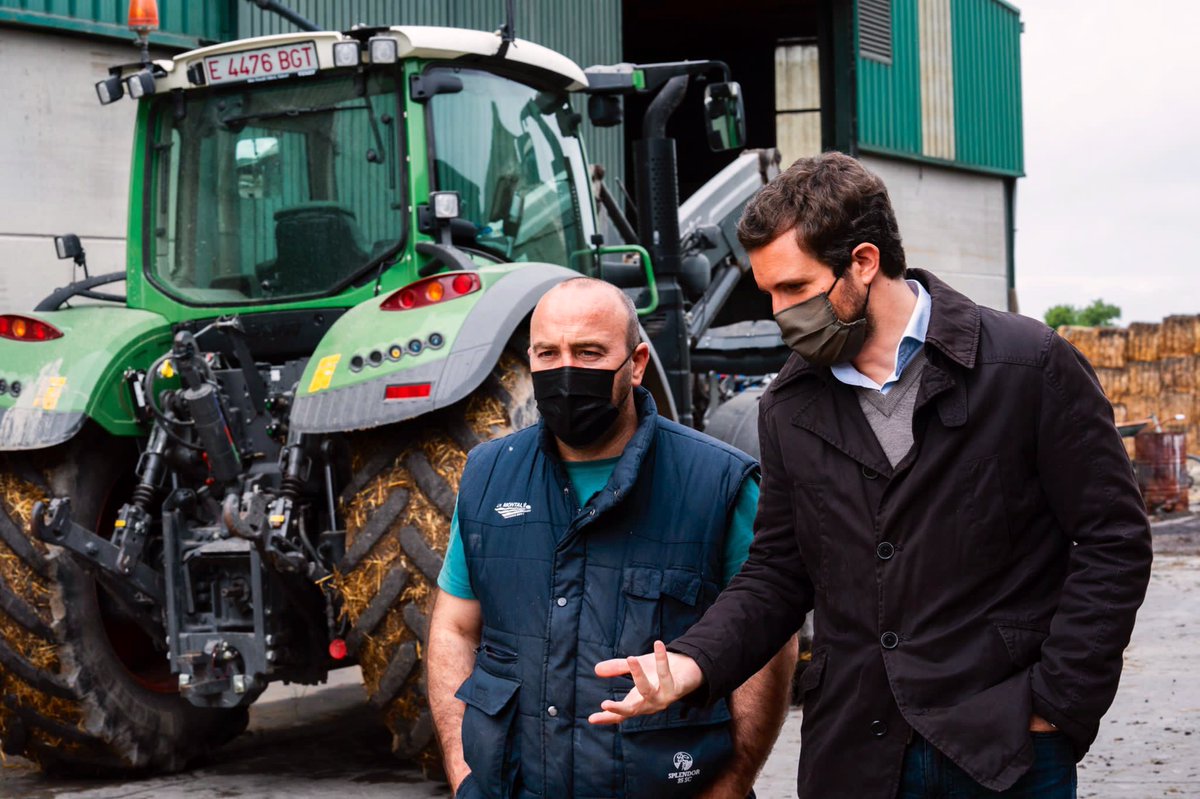 Vuelvo a Valverde a visitar la granja de Goyo un año después del confinamiento.

Los agricultores y ganaderos han garantizado el abastecimiento durante la pandemia.

Pero Sánchez pierde 5.000 millones€ de PAC, les sube impuestos y su vicepresidenta les llama esclavistas. Así no.
