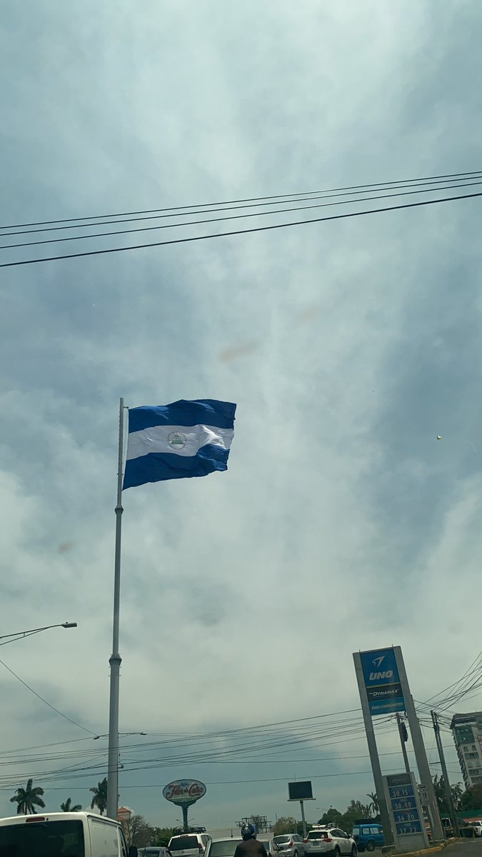 En lo que va del año he visito más de 5 banderas restauradas.. Con los vientos la última tenía varios orificios. Que linda mi Bandera, baila con el viento en esa azul inmensidad .