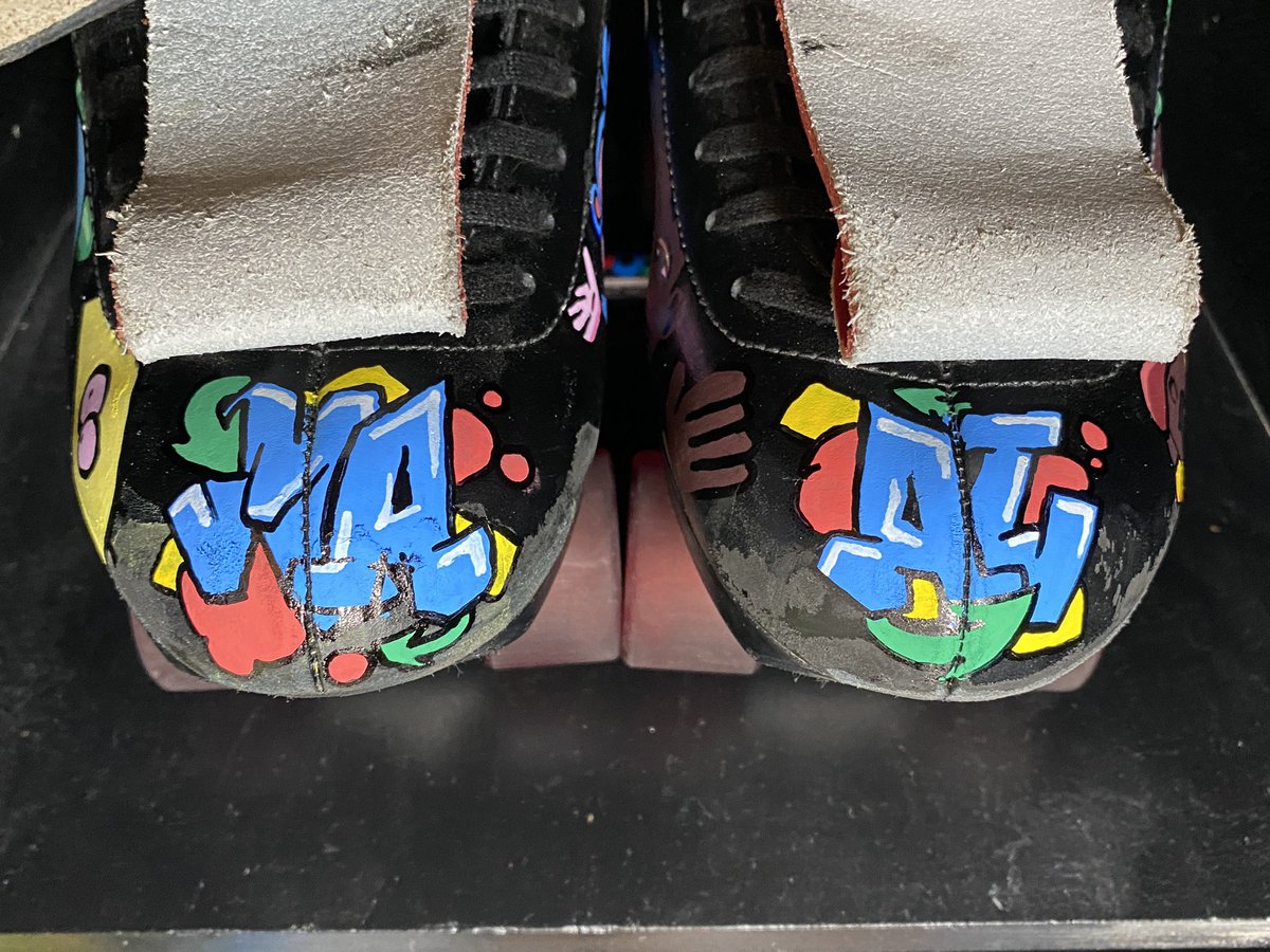  FINALLY DONE! Thank you so much  @okaymaal for trusting me to bring your vision to life! I had so much fun painting these nostalgic skates! Process photos will be in the thread below 