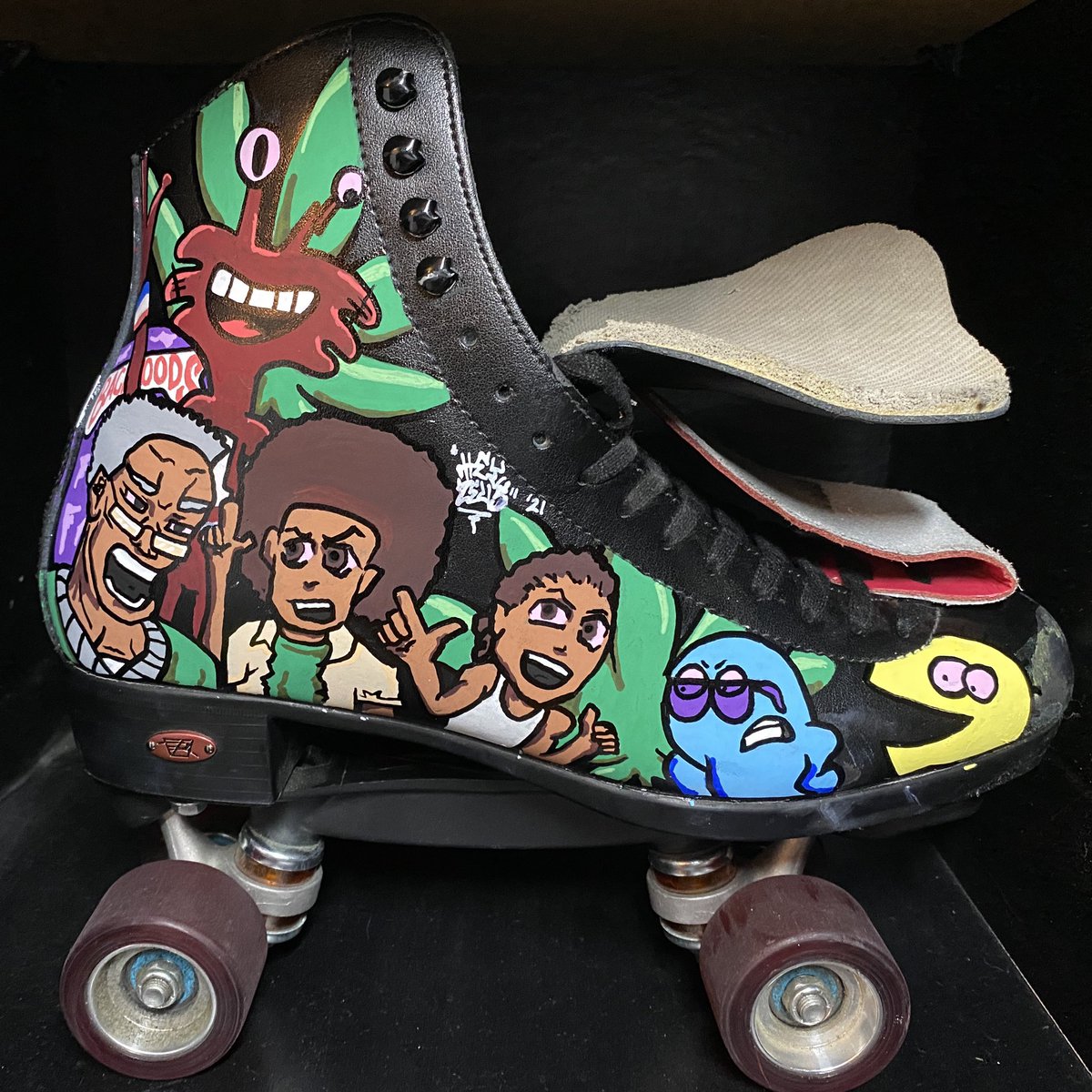  FINALLY DONE! Thank you so much  @okaymaal for trusting me to bring your vision to life! I had so much fun painting these nostalgic skates! Process photos will be in the thread below 